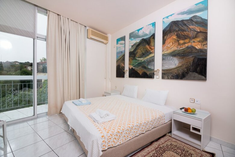 Apartamentos Loucerna Art Hotel