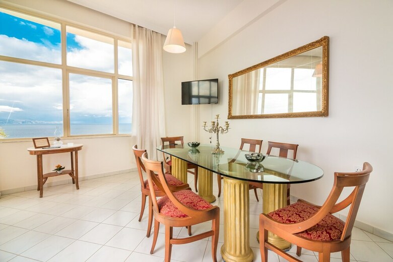 Apartamentos Loucerna Art Hotel