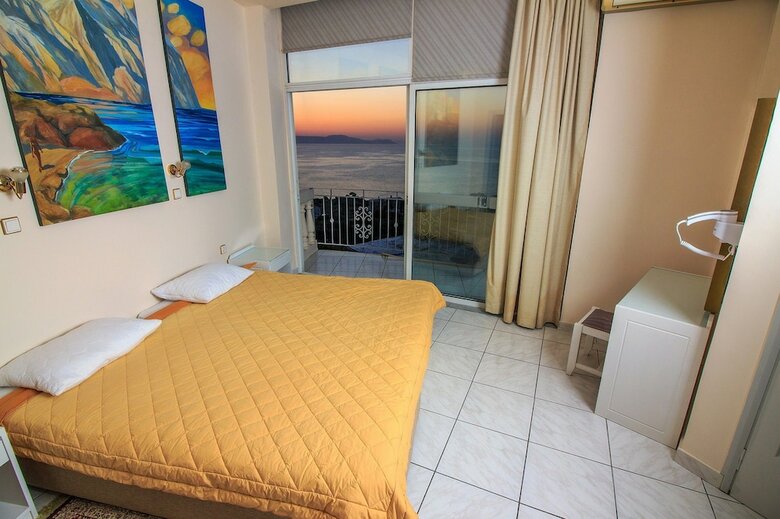 Apartamentos Loucerna Art Hotel
