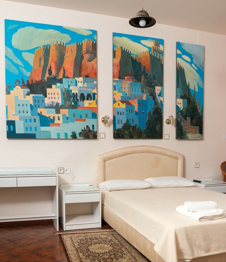 Apartamentos Loucerna Art Hotel
