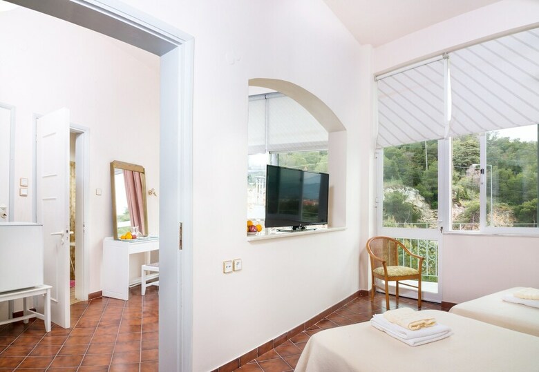Apartamentos Loucerna Art Hotel