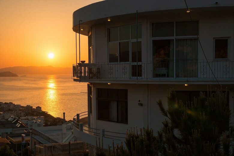 Apartamentos Loucerna Art Hotel