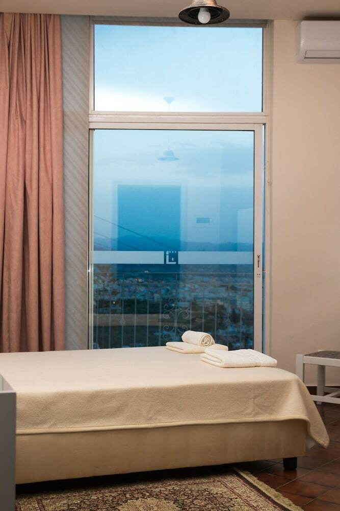 Apartamentos Loucerna Art Hotel