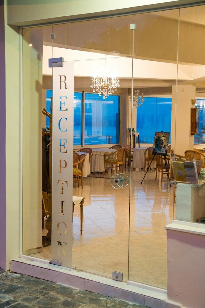Apartamentos Loucerna Art Hotel