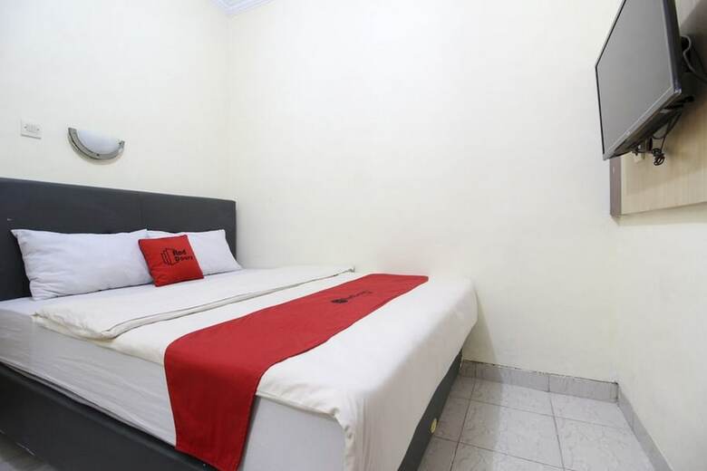 Hotel Reddoorz Plus Near Stadion Mandala Krida