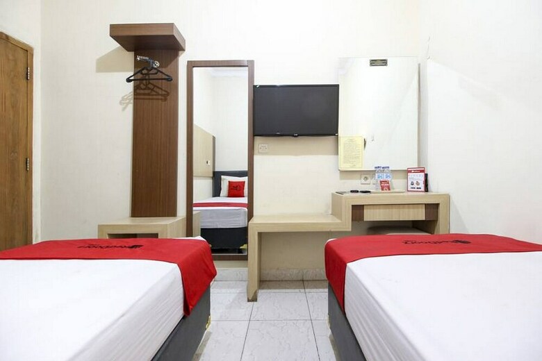 Hotel Reddoorz Plus Near Stadion Mandala Krida