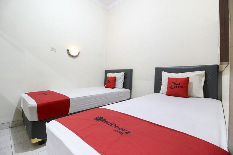 Hotel Reddoorz Plus Near Stadion Mandala Krida