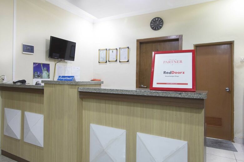 Hotel Reddoorz Plus Near Stadion Mandala Krida