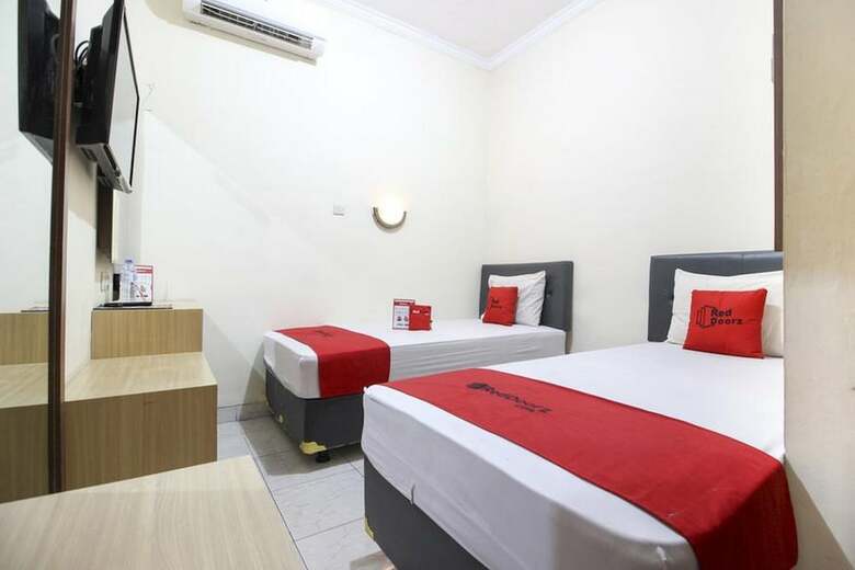 Hotel Reddoorz Plus Near Stadion Mandala Krida