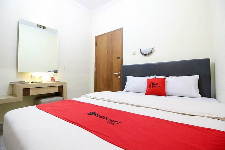 Hotel Reddoorz Plus Near Stadion Mandala Krida