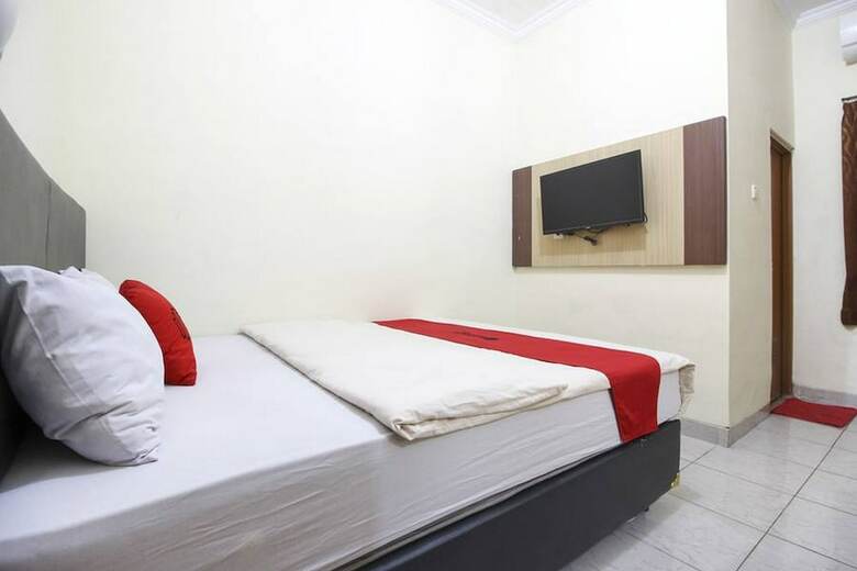 Hotel Reddoorz Plus Near Stadion Mandala Krida