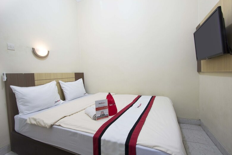 Hotel Reddoorz Plus Near Stadion Mandala Krida