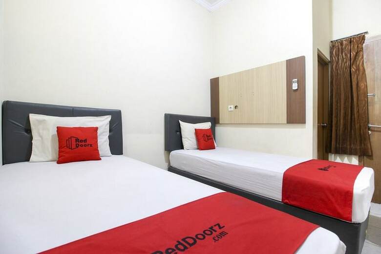 Hotel Reddoorz Plus Near Stadion Mandala Krida
