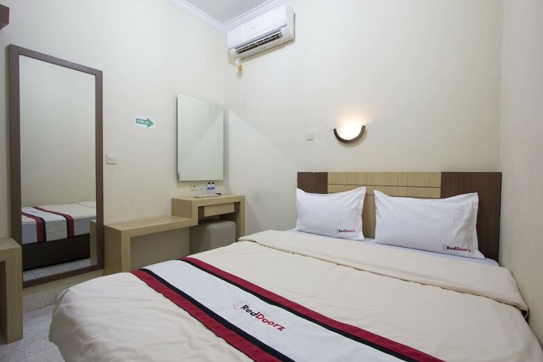 Hotel Reddoorz Plus Near Stadion Mandala Krida