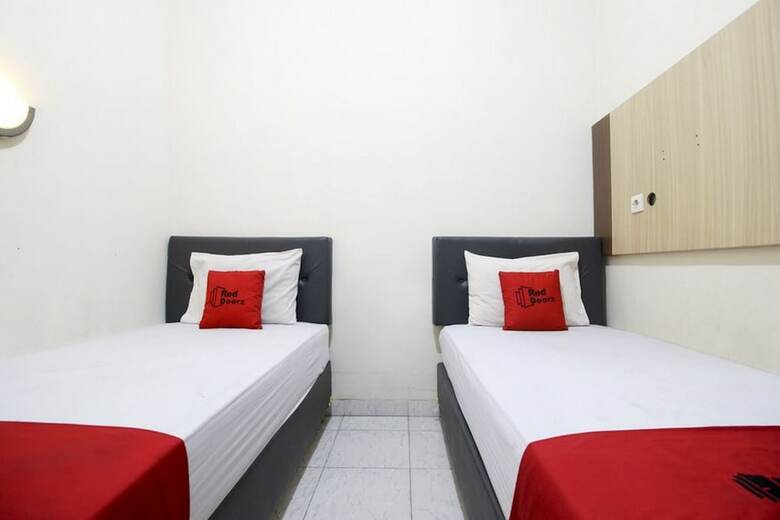 Hotel Reddoorz Plus Near Stadion Mandala Krida