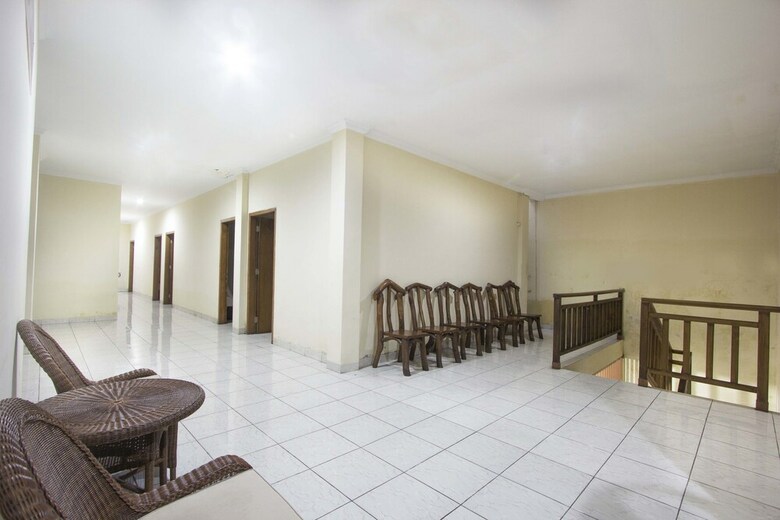 Hotel Reddoorz Plus Near Stadion Mandala Krida