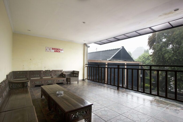 Hotel Reddoorz Plus Near Stadion Mandala Krida