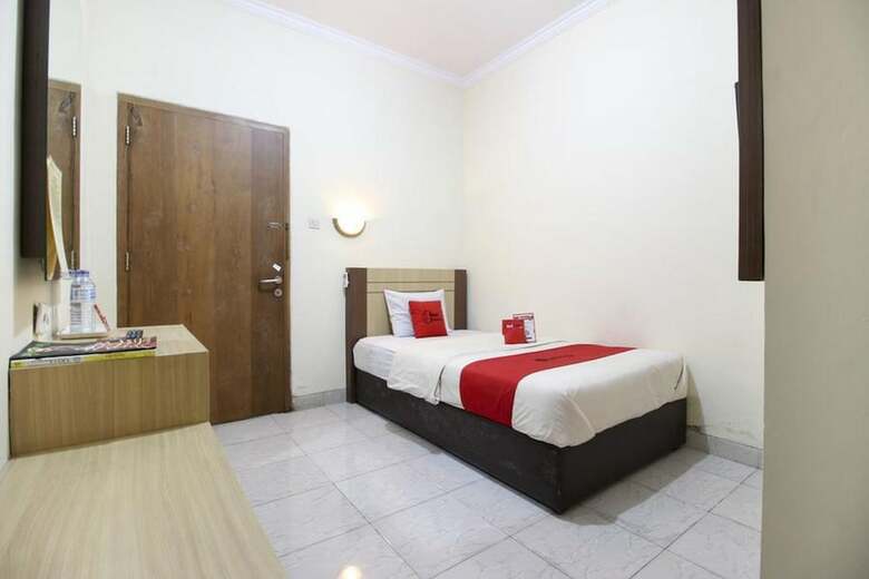 Hotel Reddoorz Plus Near Stadion Mandala Krida