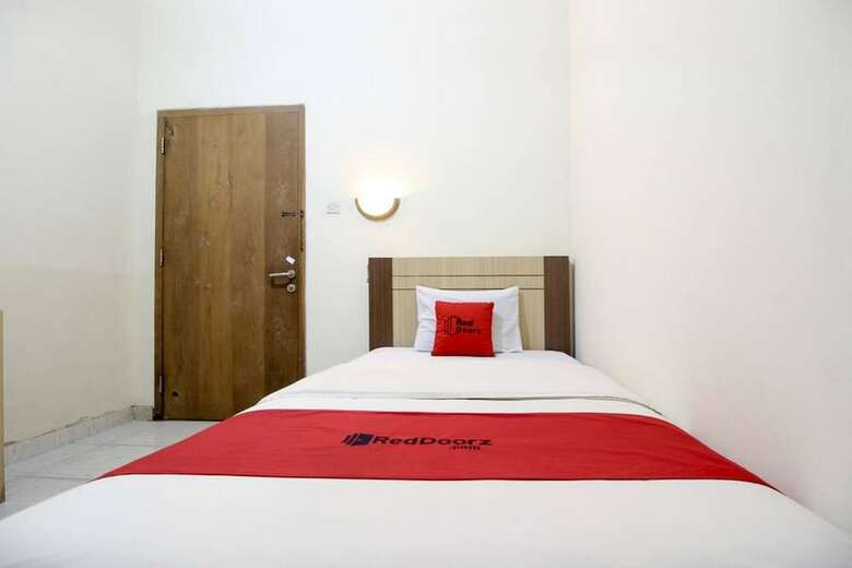 Hotel Reddoorz Plus Near Stadion Mandala Krida