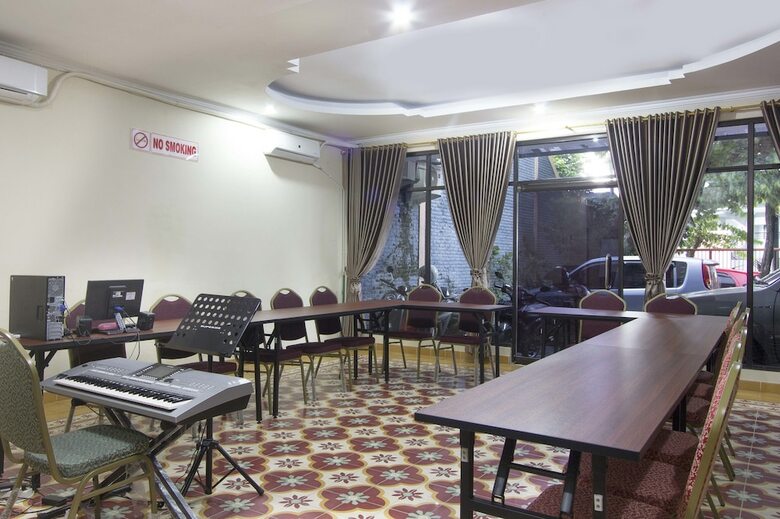 Hotel Reddoorz Plus Near Stadion Mandala Krida
