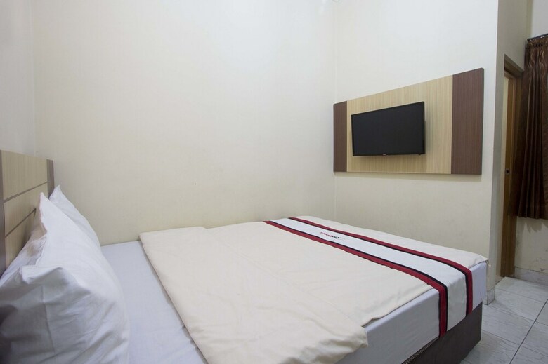 Hotel Reddoorz Plus Near Stadion Mandala Krida