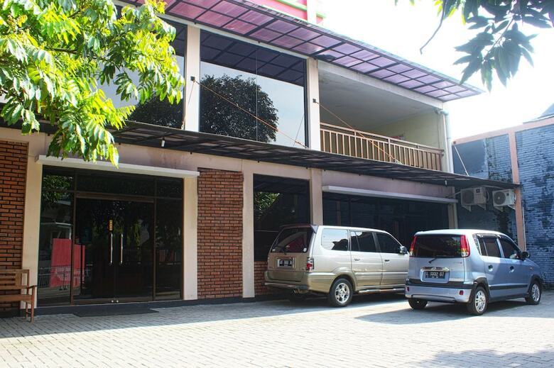Hotel Reddoorz Plus Near Stadion Mandala Krida