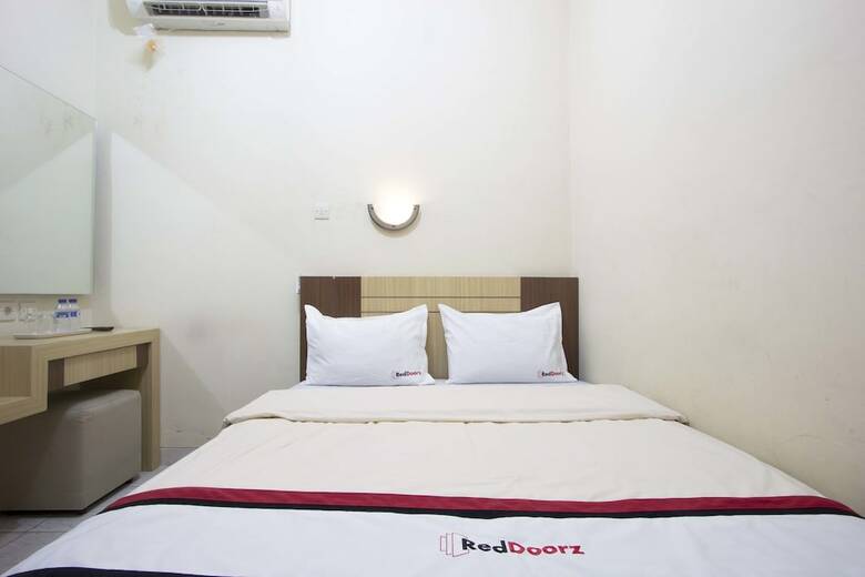 Hotel Reddoorz Plus Near Stadion Mandala Krida