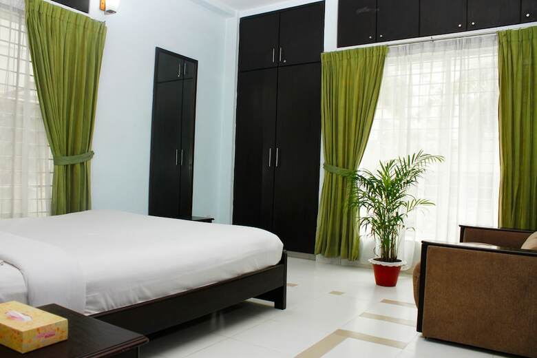 Hotel Allegro Holiday Suites