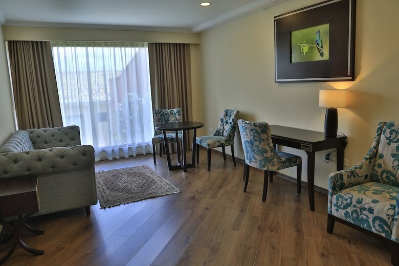 Quindeloma Art Hotel And Gallery