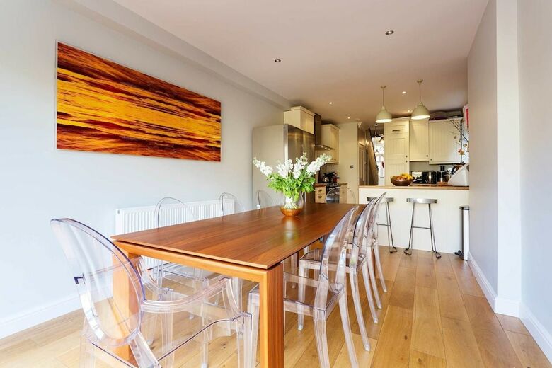 Veeve - Clapham Fairytale