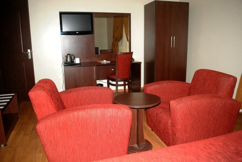 Hotel Grand Inn & Suites