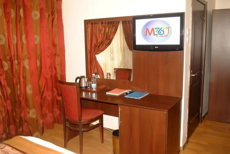 Hotel Grand Inn & Suites