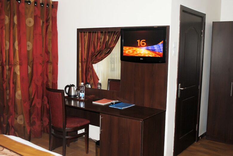 Hotel Grand Inn & Suites