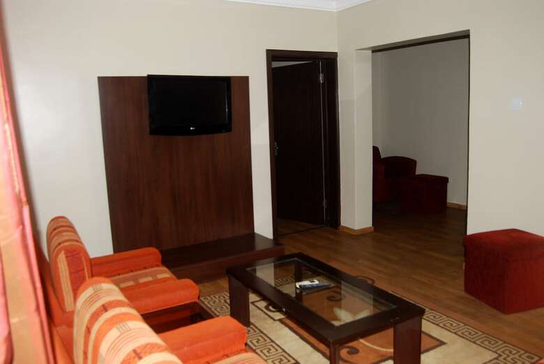 Hotel Grand Inn & Suites