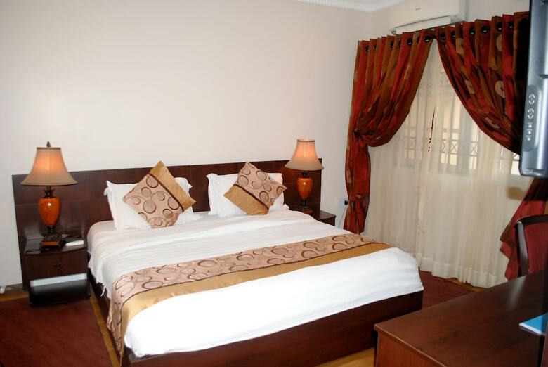 Hotel Grand Inn & Suites