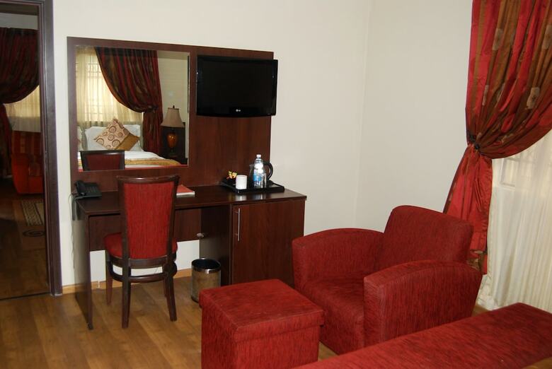 Hotel Grand Inn & Suites