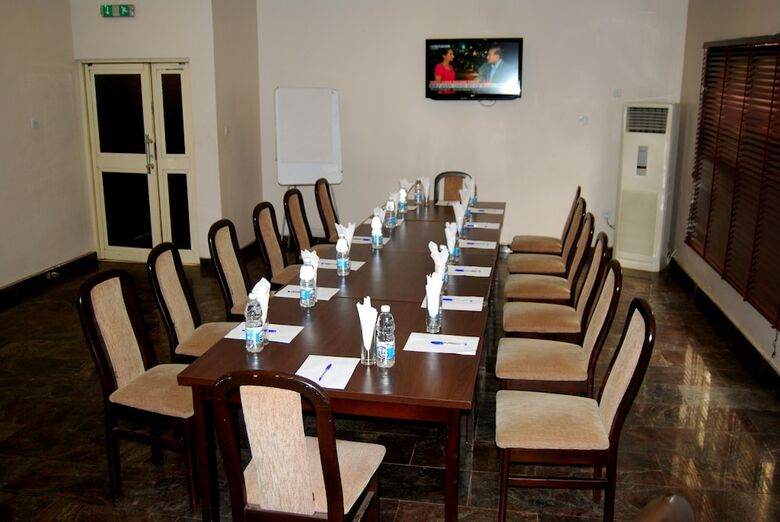 Hotel Grand Inn & Suites