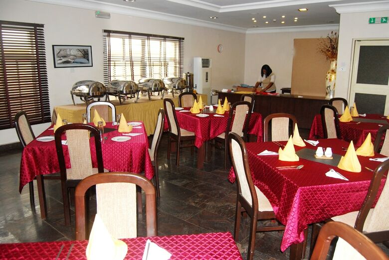 Hotel Grand Inn & Suites
