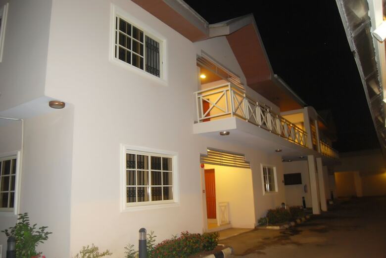 Hotel Grand Inn & Suites