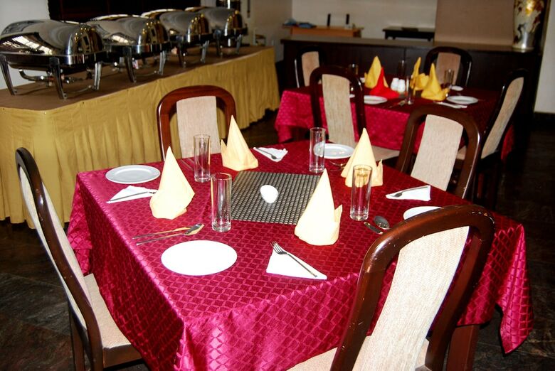 Hotel Grand Inn & Suites