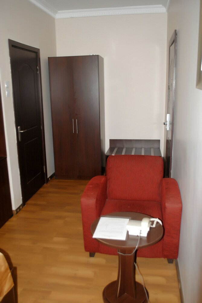 Hotel Grand Inn & Suites