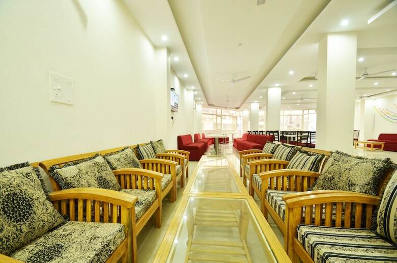 Hotel Oyo 7372 Platinum Inn