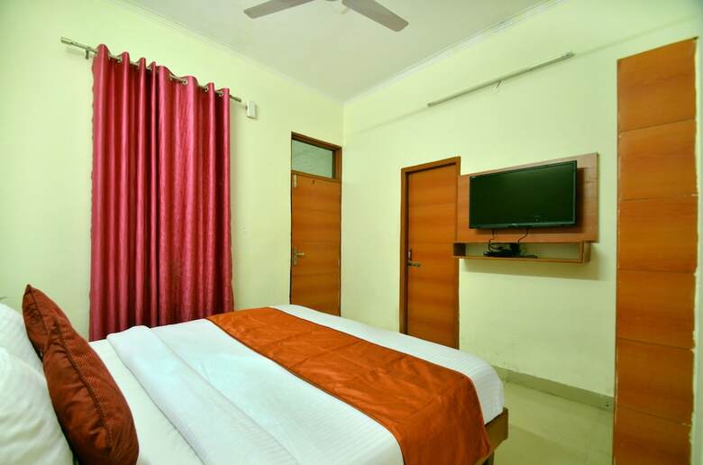 Hotel Oyo 7372 Platinum Inn