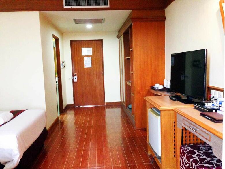 J.p. Emerald Hotel