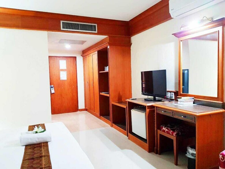 J.p. Emerald Hotel