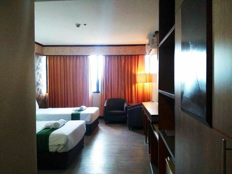 J.p. Emerald Hotel
