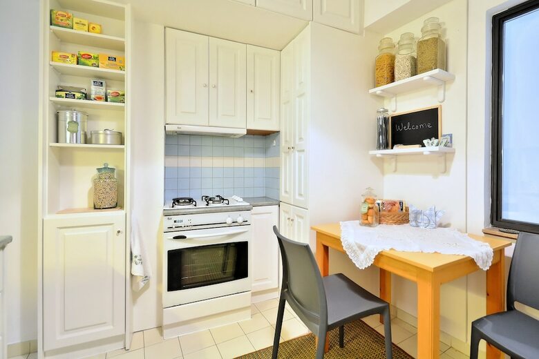 Plaka Elegant Apartment