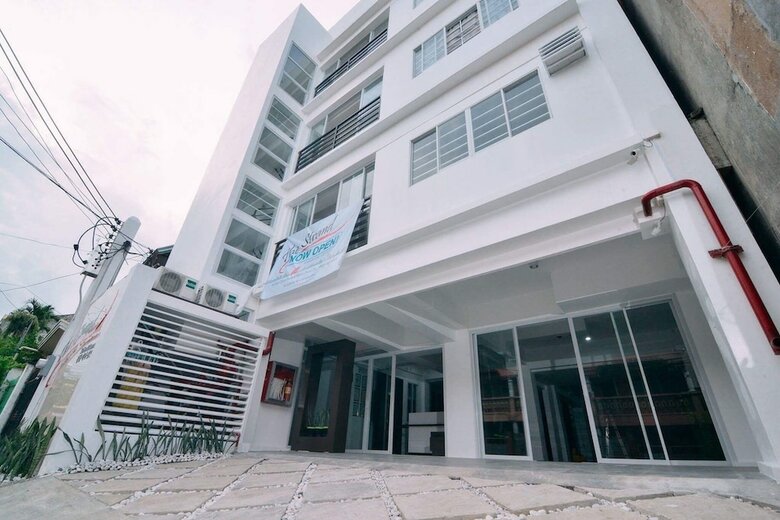 Hotel The Strand Suites And Dormitel
