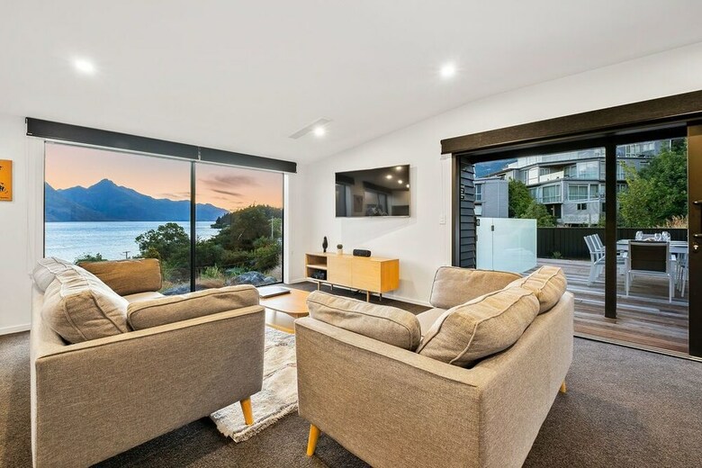 Lakeside Luxury On Suburb Street