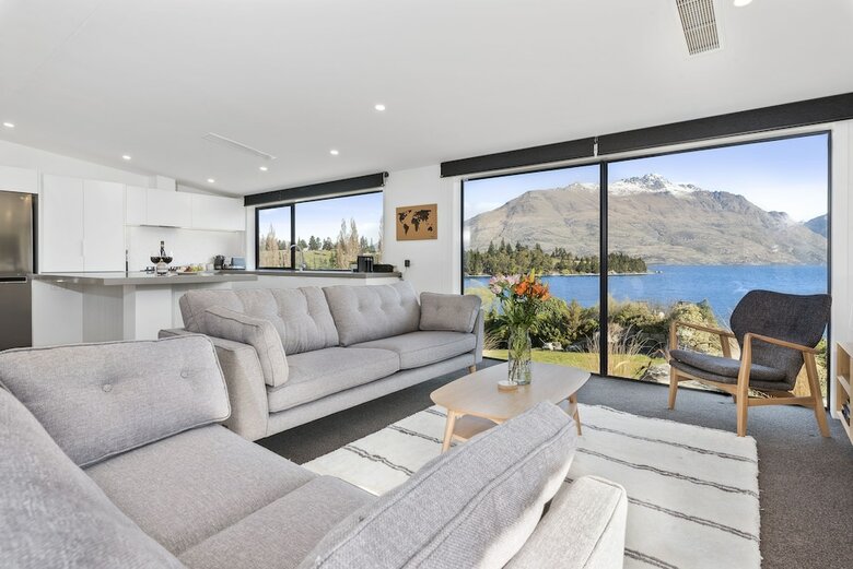 Lakeside Luxury On Suburb Street